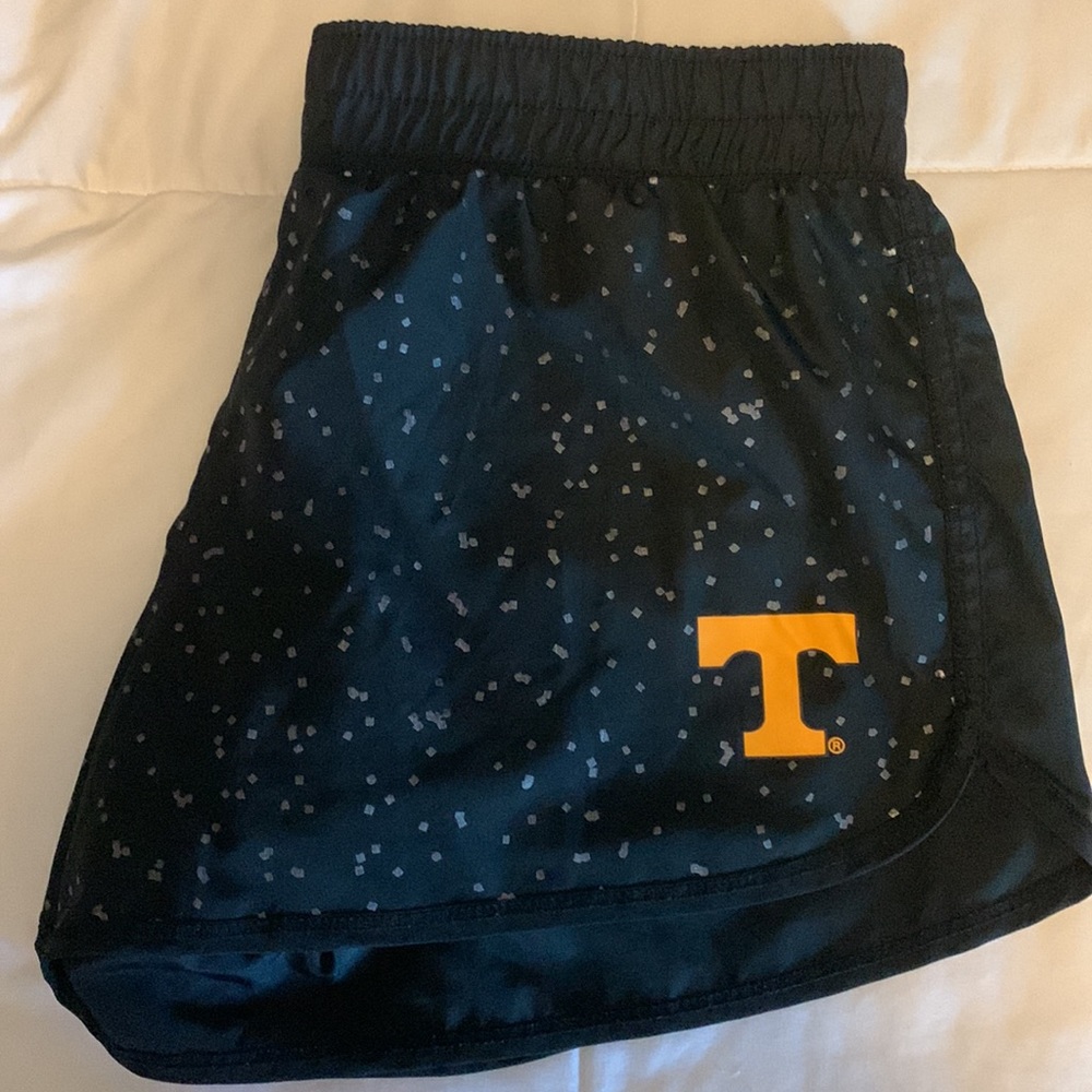 TN workout shorts size L